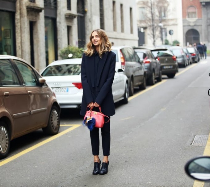 candela-novembre-in-total-black-con-mini-bag-bug-di-fendi