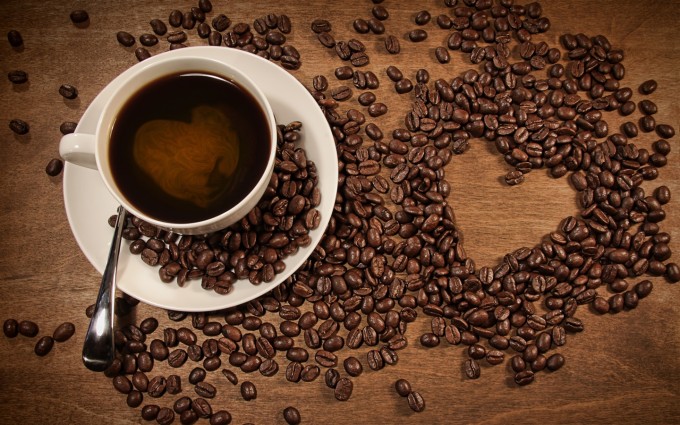 A-cup-of-coffee-coffee-beans-placed-heart-shaped-pattern_1440x900